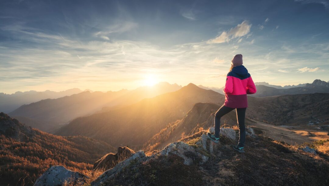 Donna che osserva un tramonto in montagna